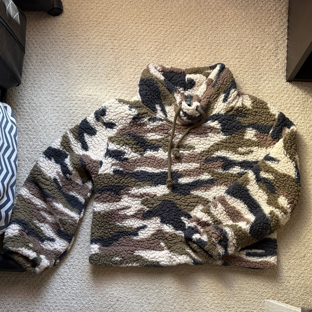 Wild Fable Camo Sherpa cropped sweatshirt/hoodie